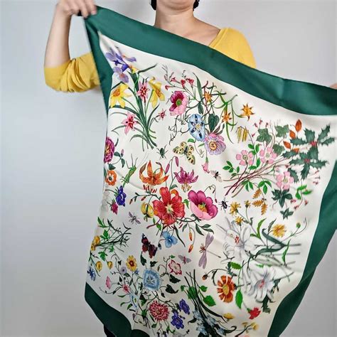 Vintage da collezione: i Foulard Flora di Gucci: “giardini di seta”